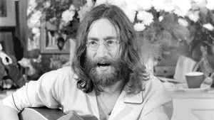 Bilet scris de John Lennon, considerat 