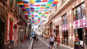 O stradă pietonală din Arad este acoperită cu 400 de umbrele viu colorate, la Zilele oraşului - FOTO
