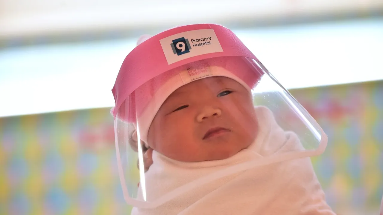 Bebeluşii primesc viziere împotriva Covid-19 în Thailanda