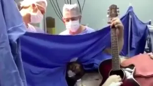 INEDIT: Un bărbat din Brazilia a cântat la chitară în timp ce medicii îl operau pe creier - VIDEO