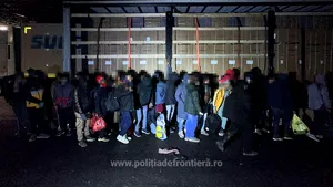 Bărbaţi din Bangladesh, Sri Lanka, Egipt şi Pakistan, îndepărtaţi sub escortă de poliţişti în Arad