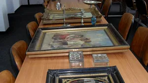 Tânăr reţinut pentru că a furat tablouri şi argintărie de aproximativ 20.000 de euro - FOTO