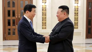 Kim Jong Un strânge relațiile cu Beijingul. Unul dintre cei mai puternici oameni ai Chinei, primit la Phenian