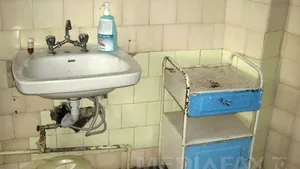 REPORTAJ - Secţia de Boli Infecţioase din Arad, nereabilitată de zeci de ani, este o ruină: Sunt condiţii mai aproape de un lagăr decât de spital - GALERIE FOTO