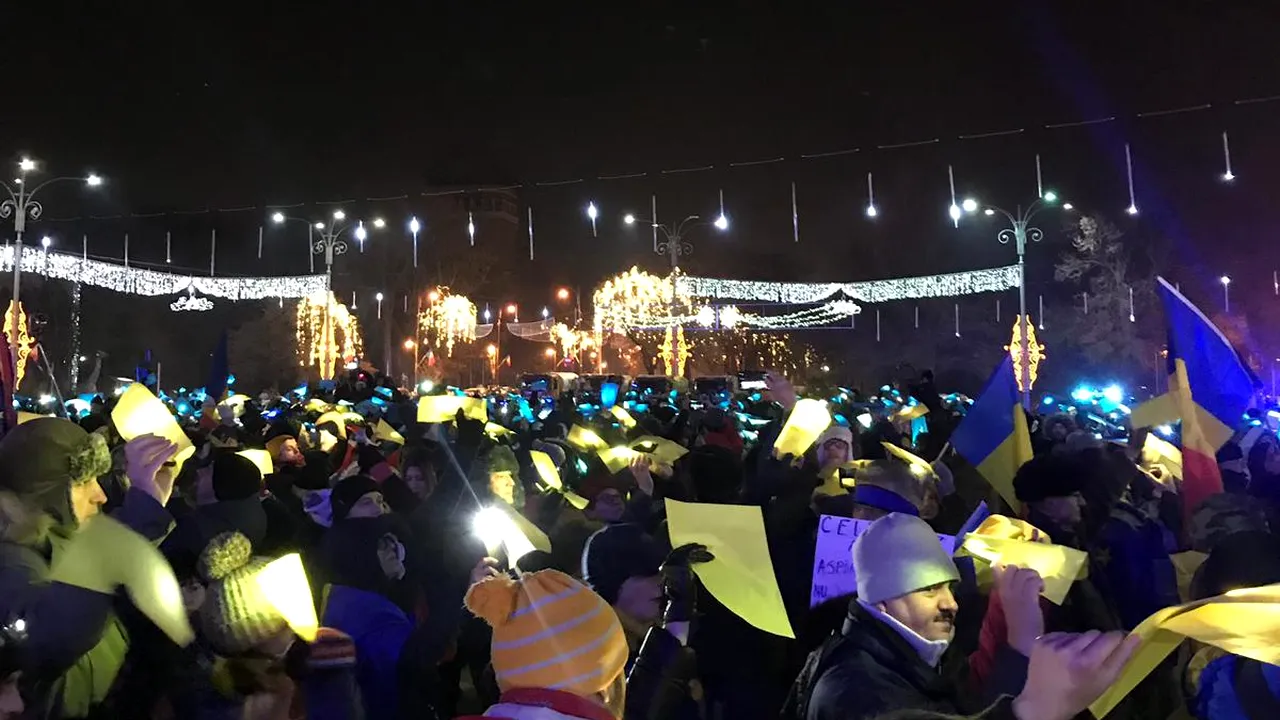 PROTESTE de 1 DECEMBRIE, în Capitală şi în ţară | Piaţa Victoriei: Tricolor uman/ Oamenii, în stradă şi la Cluj şi Oradea | FOTO, VIDEO