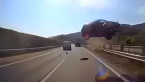 VIDEO Şi-au văzut moartea în faţa ochilor. O maşină a căzut peste un autocar plin cu turişti 