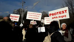 Protest al angajaţilor APIA, nemulţumiţi de grila de salarizare. Lider APIA: Nu se poate aplica grila din cauza bugetului/ Tudose: Un director are 12.497 de lei salariu lunar. Ni se pare mult