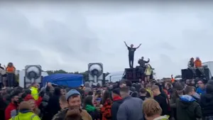 VIDEO | Petrecerea pe care nici poliţia nu a reuşit s-o oprească. Mii de englezi, americani şi nemţi sfidează măsurile de siguranţă