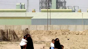 Iranul construieşte şapte rafinării