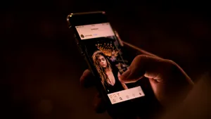 Studiu: Șapte din zece tineri au practicat sexting; aplicațiile de dating sunt în declin