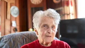 O femeie de 95 de ani s-a întors acasă după ce a supravieţuit COVID-19