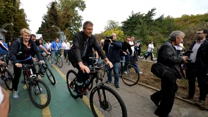 Preşedintele Klaus Iohannis, a treia oară în ultimele două luni când merge cu BICICLETA prin Bucureşti