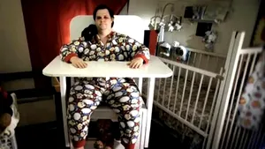 Un american a ales să trăiască precum un bebeluş. Poartă scutece şi este hrănit cu biberonul - VIDEO