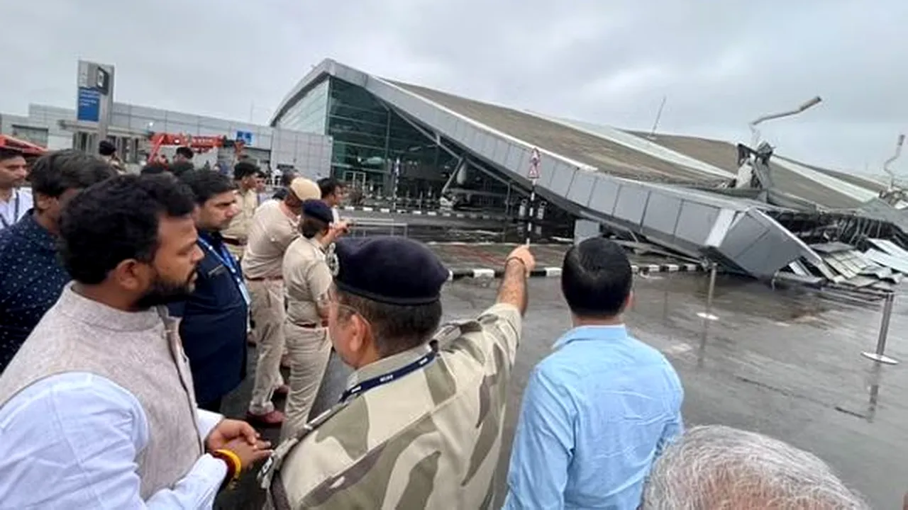 Acoperiş prăbuşit pe aeroportul din New Delhi. Un mort şi şase răniţi