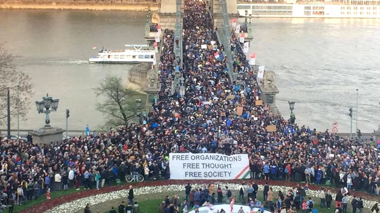 Mii de persoane au protestat la Budapesta faţă de influenţa în creştere a RUSIEI în Ungaria