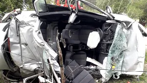 FOTO O maşină s-a răsturnat în curtea unei case din judeţul Gorj 