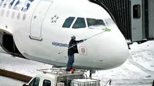 Europarlamentar revoltat că stă blocat în aeroportul Otopeni din cauza gheţii