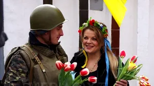 Ucrainenii din Odesa susţin armata cu ţigări, conserve de carne şi flori - FOTO