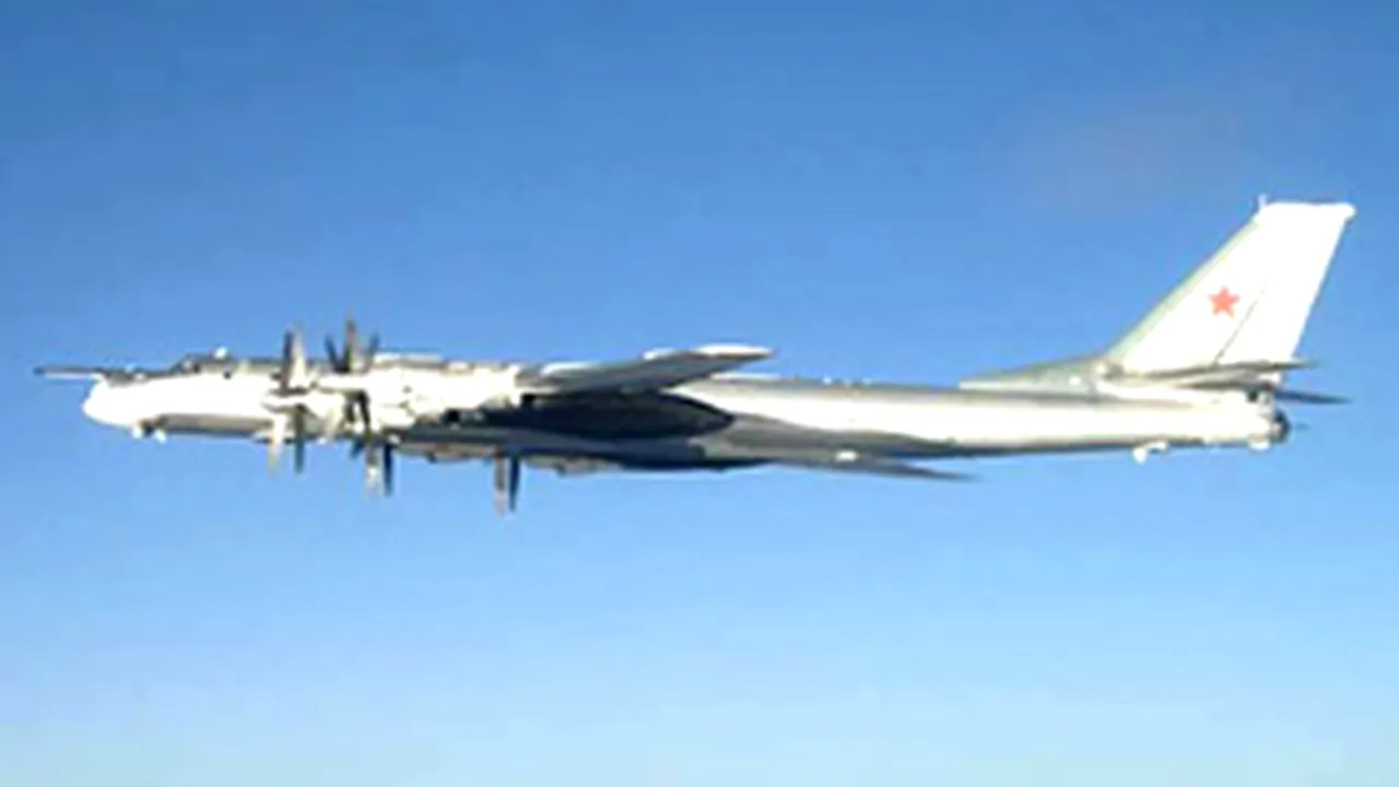 Două bombardiere strategice ruse zboară deasupra Oceanului Arctic