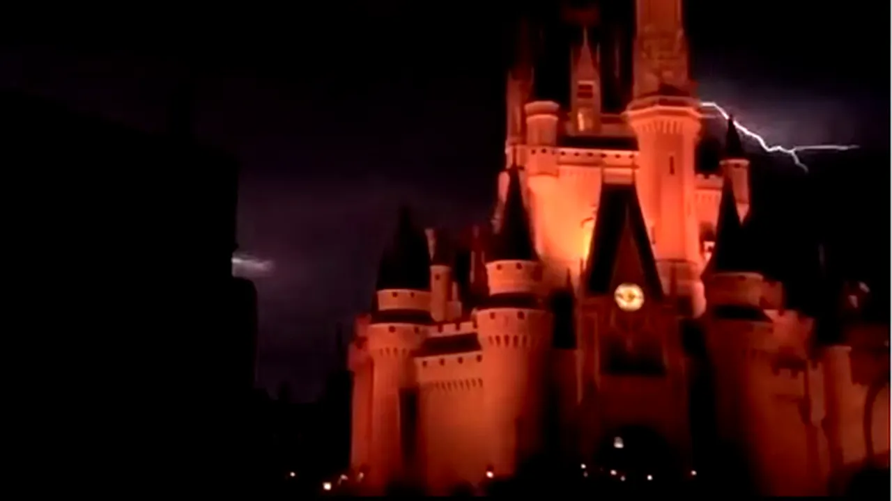 Spectacol magic: Imagini surprinzătoare într-un parc Disney - VIDEO