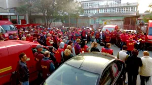 Protest al angajaţilor Poştei Române, în mai multe oraşe din ţară - FOTO, VIDEO