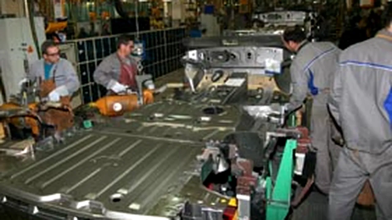 Dacia a reluat joi producţia, cu angajaţi din schimburile 1 şi 2