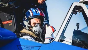 Macron - versiunea lui Top Gun. A survolat Parisul la bordul unui avion