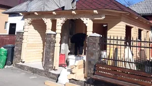 Un maramureşean şi-a zidit un spaţiu în faţa casei, în jurul unui stâlp de electricitate. Ce amendă a primit bărbatul 