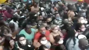 Imagini uluitoare. Mii de brazilieni au uitat de COVID şi s-au călcat în picioare la deschiderea unui magazin