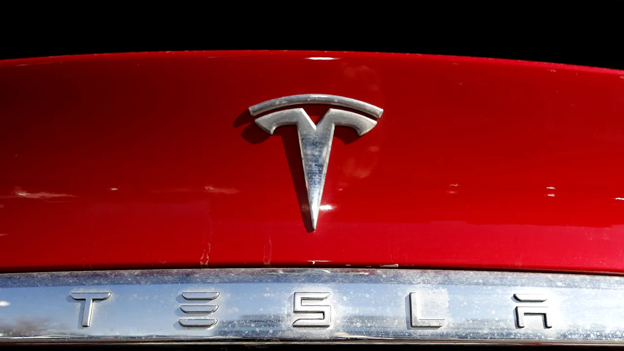 Tesla, citată de autorităţile de reglementare americane în legătură cu moartea unui muncitor