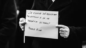 Flash mob în faţa sediului PSD din Sibiu. Garoafe albe în memoria Regelui Mihai | FOTO