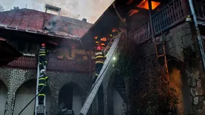 Incendiu puternic la Mănăstirea Bisericani din Neamț. Flăcările au cuprins clădirea cu arhiva și spațiile de cazare