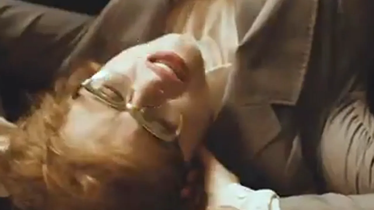Helena Bonham Carter altfel decât până acum: Bibliotecară frustrată sexual, într-un VIDEOCLIP