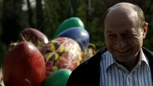 Băsescu a mers la o familie de localnici pentru a ciocni ouă roşii - VIDEO