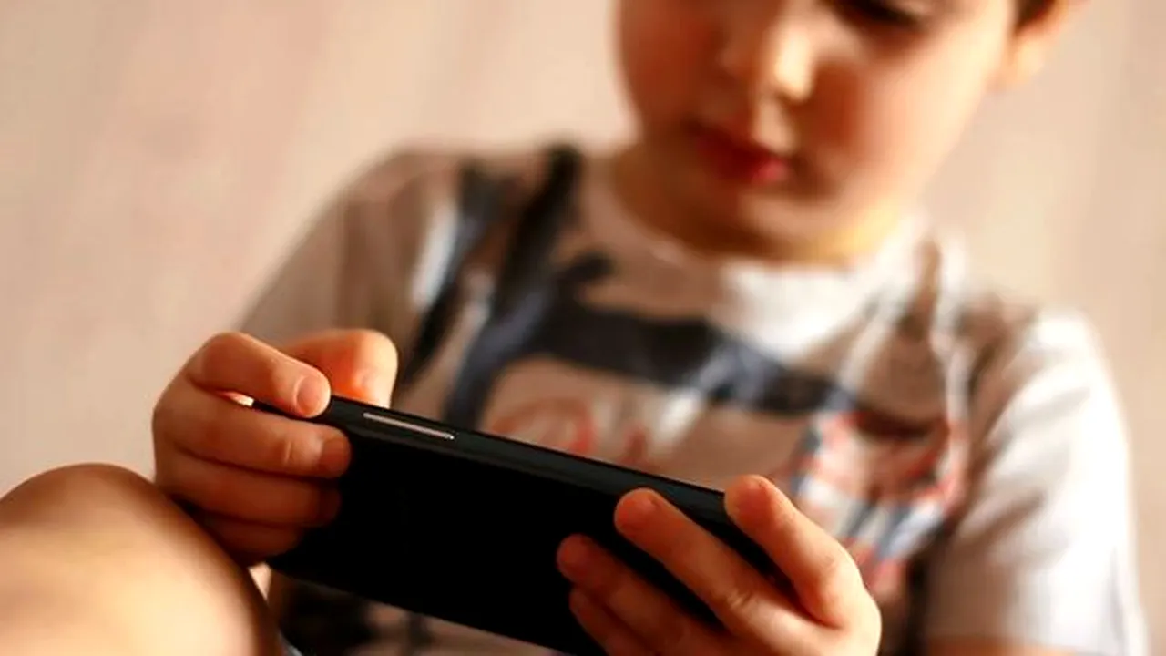 Ce efecte au pentru copii TV-ul, telefonul şi jocuri video înainte de culcare? Un studiu nou aruncă în aer tot ce se ştia