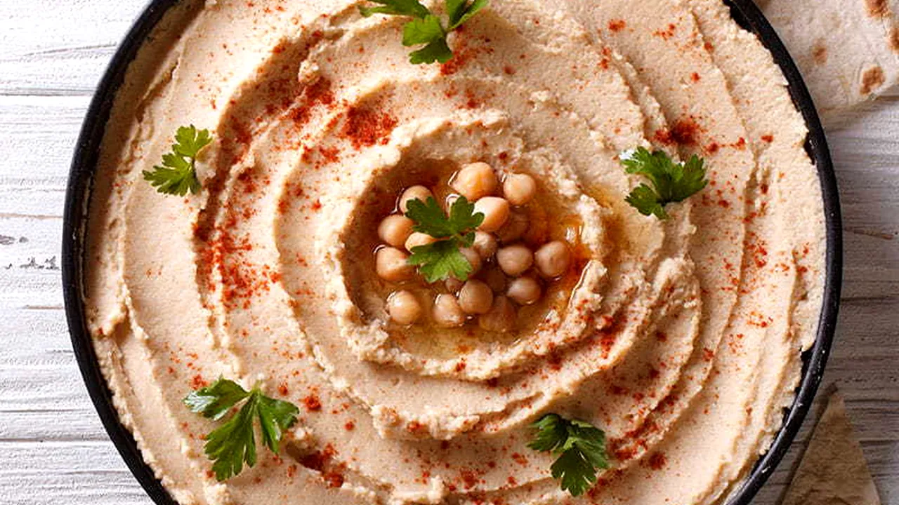 5 motive pentru care ar trebui să mâncăm hummus