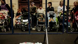 Câteva zeci de mame protestează la sediul Guvernului