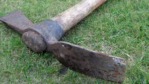 Un bărbat a atacat o maşină de poliţie şi a lovit un poliţist cu un târnăcop. Acesta a fost reţinut