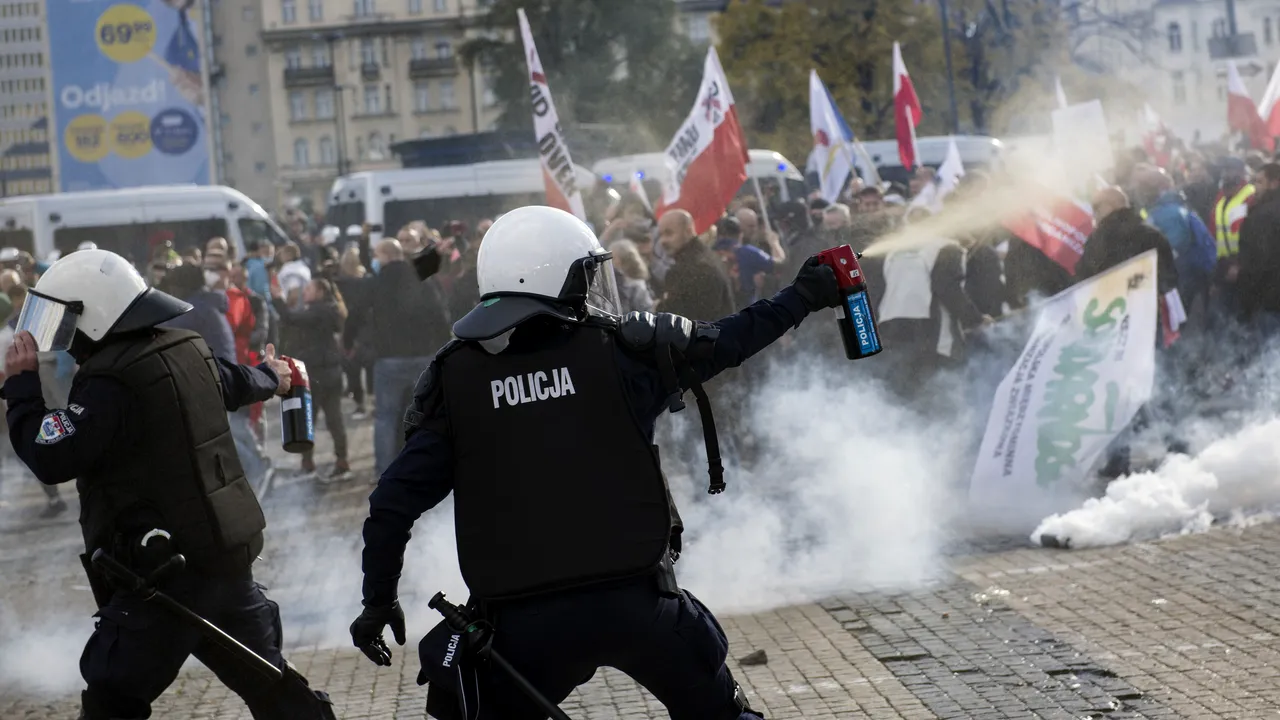 Proteste dure la Varşovia. Forţele de ordine au folosit gaze lacrimogene pentru a dispersa manifestanţii