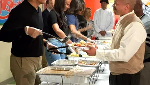 Americanii sărbătoresc Ziua Recunoştinţei: Barack Obama a servit cina tradiţională veteranilor de război - GALERIE FOTO, VIDEO