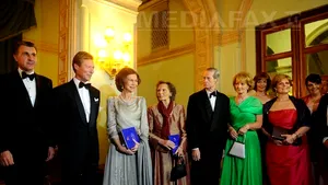 Regele Mihai, aplaudat de sute de români veniţi în faţa Operei Naţionale - GALERIE FOTO