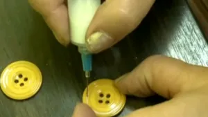 Armani şi Dior se aprovizionează din România. De ce sunt speciali nasturii de la Arad