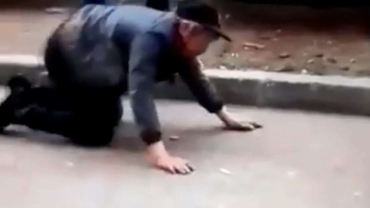 VIDEO Un tânăr a fost filmat în timp ce se plimbă cu un bărbat în lesă, într-un oraş din Gorj 