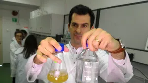 GALERIE FOTO Oamenii de ştiinţă români vor să obţină o sursă alternativă de acizi graşi esenţiali pentru vegetarieni dintr-o microalgă din Pacific