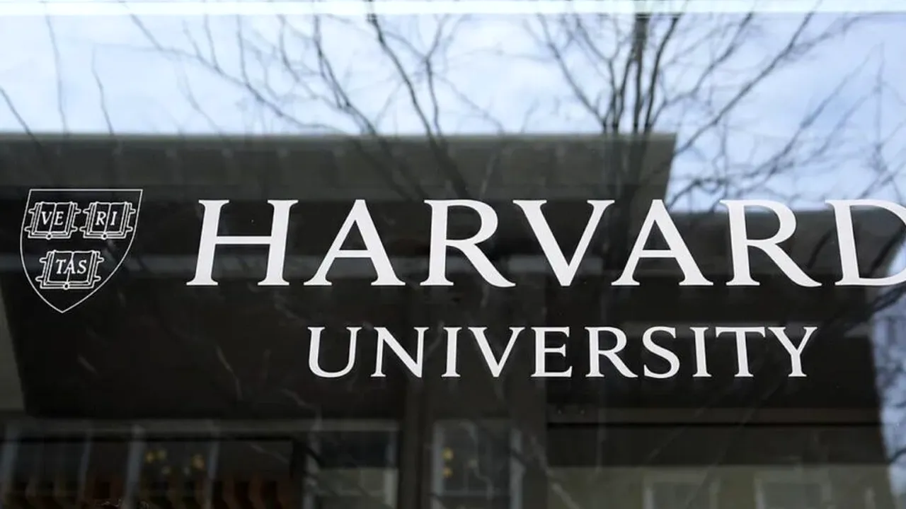 Donald Trump a interzis vizele pentru studenții străini de la Harvard