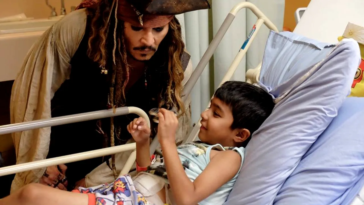 VIDEO | O surpriză pe gustul tuturor. Johnny Depp a vizitat spitalul de copii British Columbia din Vancouver, costumat în Jack Sparrow