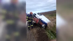 Accident pe DN 72. O autoutilitară încărcată cu substanțe chimice s-a răsturnat. Trafic restricționat