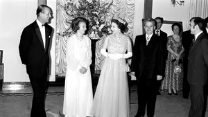 Momentul în care Regina Angliei s-a ascuns de soţii Ceauşescu în grădina Palatului Buckingham, subiectul unui nou documentar britanic