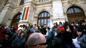 Grefierii Tribunalului Argeş au protestat în faţa instituţiei, nemulţumiţi de salarii - VIDEO