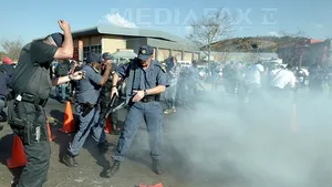 PROTESTE ANTI-OBAMA în Africa de Sud: Poliţia utilizează grenade paralizante împotriva manifestanţilor